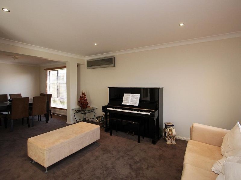 5 Resi Drive, Regents Park QLD 4118