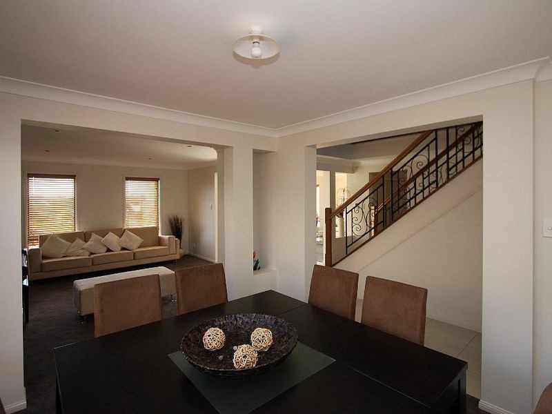 5 Resi Drive, Regents Park QLD 4118