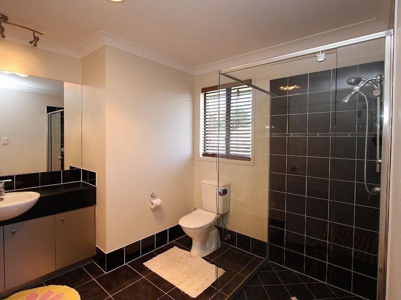 5 Resi Drive, Regents Park QLD 4118