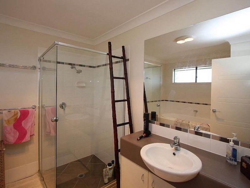 5 Resi Drive, Regents Park QLD 4118