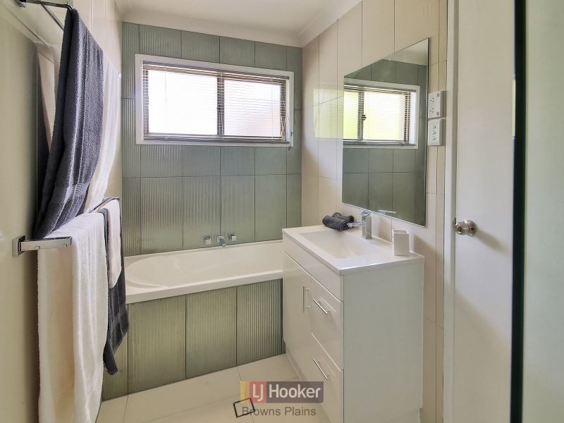 5 Topham Court, Hillcrest QLD 4118