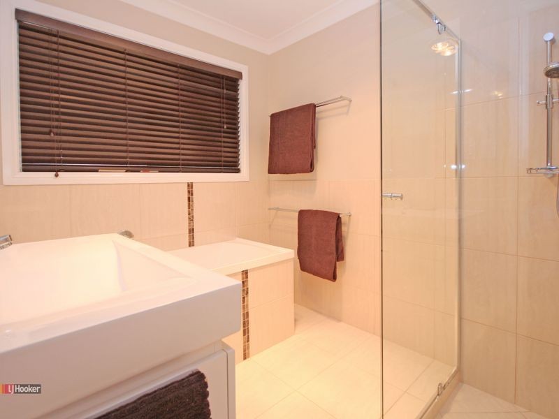 4 Lyra Court, Regents Park QLD 4118