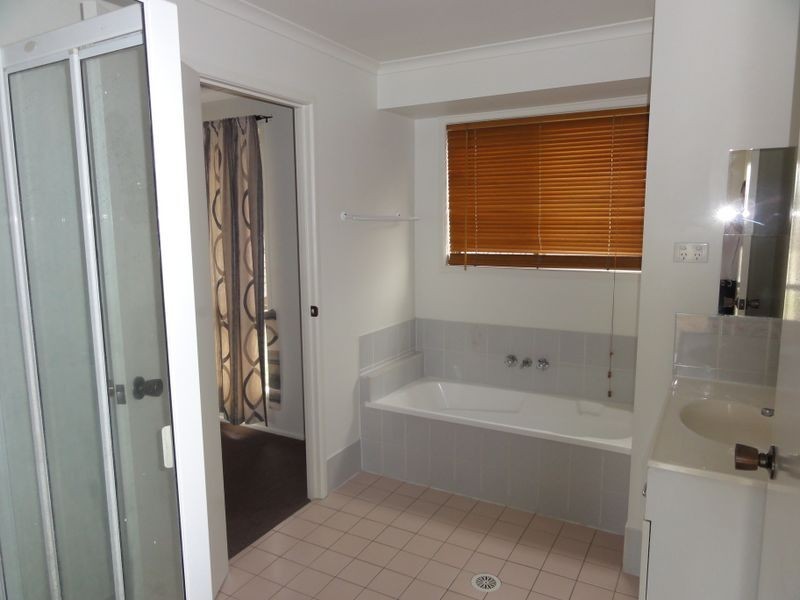 32 Federation Drive, Hillcrest QLD 4118