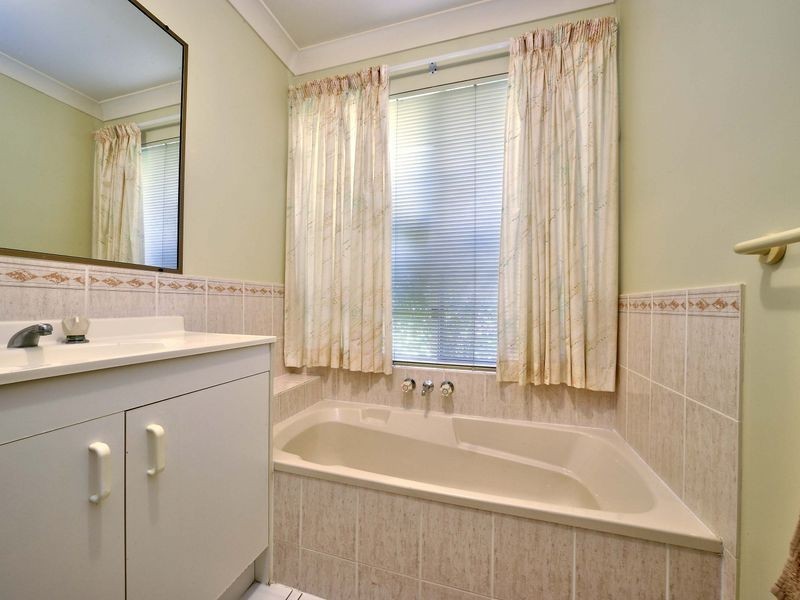 69 Middle Road, Hillcrest QLD 4118