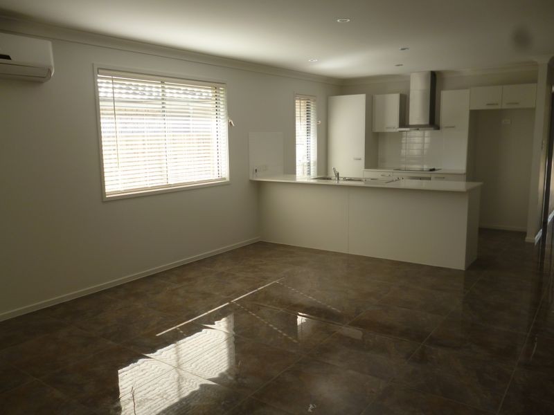 2/24 John Davison Place, Crestmead QLD 4132