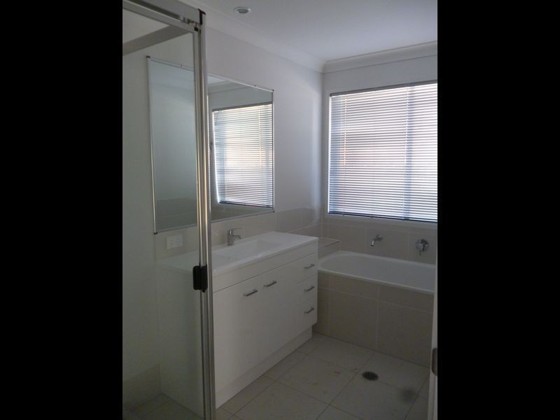 2/24 John Davison Place, Crestmead QLD 4132