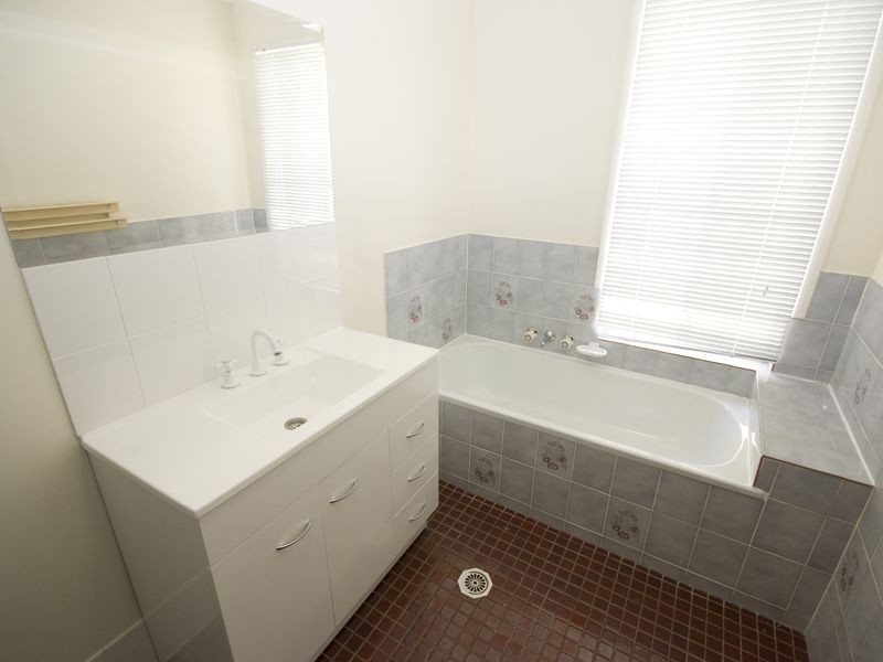 24 Regency Drive, Regents Park QLD 4118