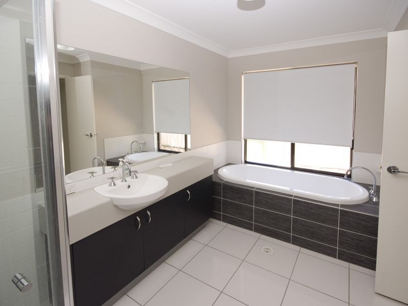 34 St Johns Way, Boronia Heights QLD 4124