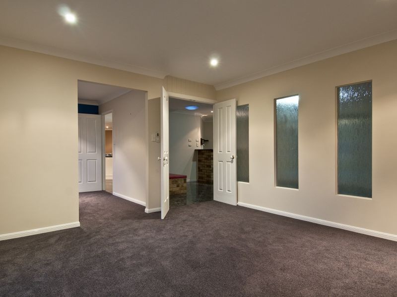6 Calluna Court, Regents Park QLD 4118