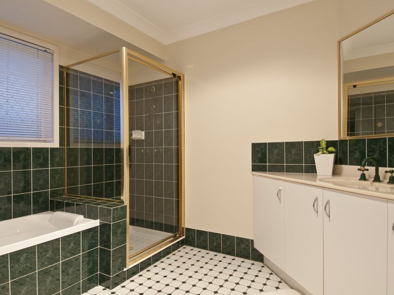 6 Calluna Court, Regents Park QLD 4118