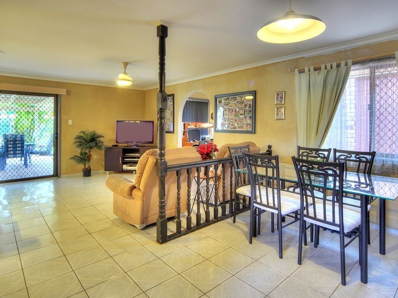 198 Emerald Drive, Regents Park QLD 4118