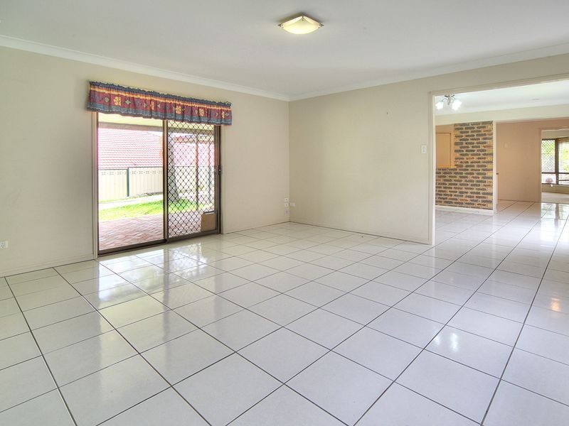 100 Owens Crescent, Regents Park QLD 4118