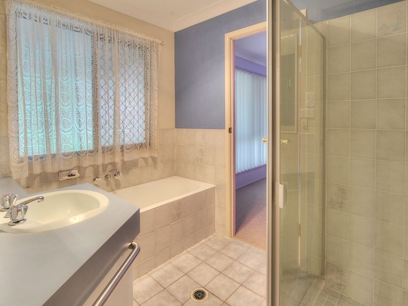 100 Owens Crescent, Regents Park QLD 4118