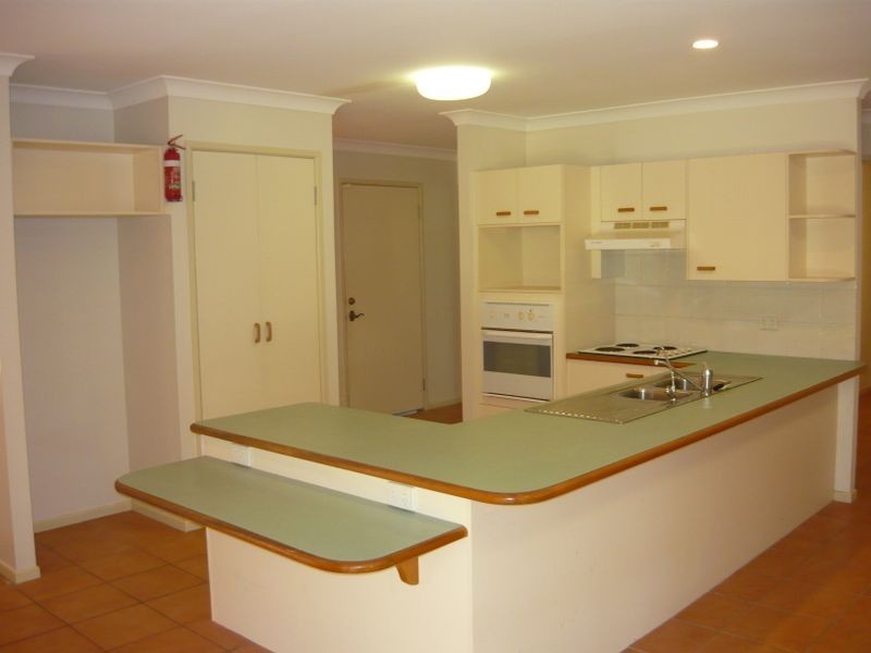 16 Danvers Court, Hillcrest QLD 4118
