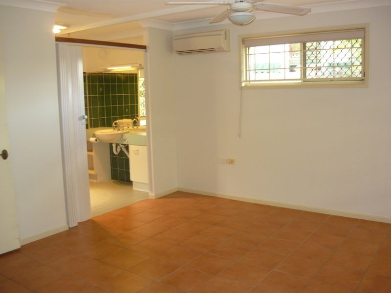 16 Danvers Court, Hillcrest QLD 4118