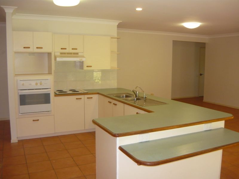 16 Danvers Court, Hillcrest QLD 4118