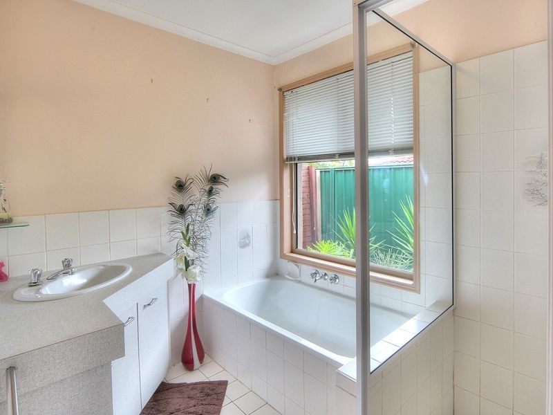 26 Owens Crescent, Regents Park QLD 4118