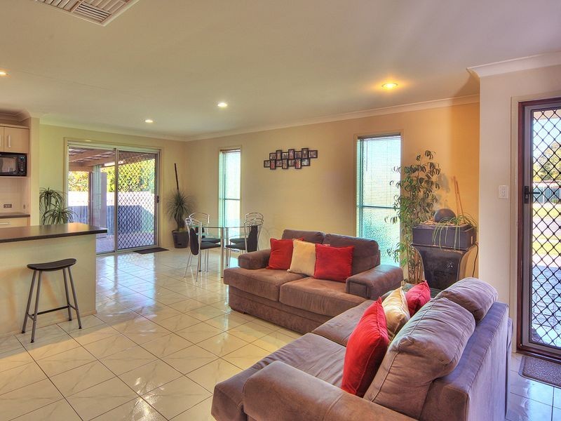 82 Peverell Street, Hillcrest QLD 4118