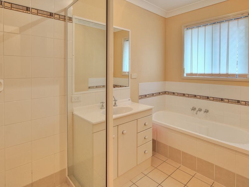 42 Federation Drive, Hillcrest QLD 4118