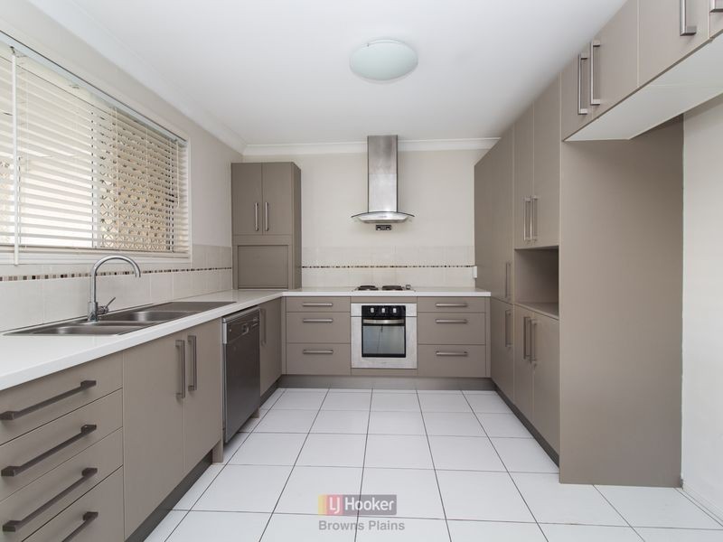 8 Parkland Avenue, Browns Plains QLD 4118
