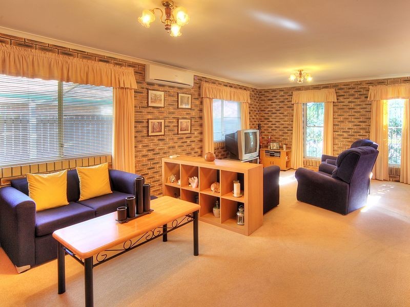 4 Seaton Street, Hillcrest QLD 4118