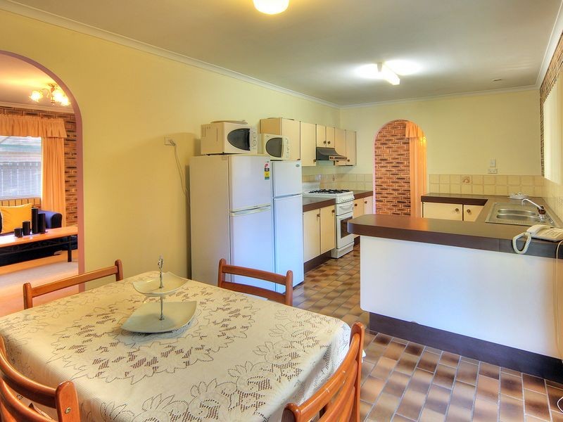 4 Seaton Street, Hillcrest QLD 4118