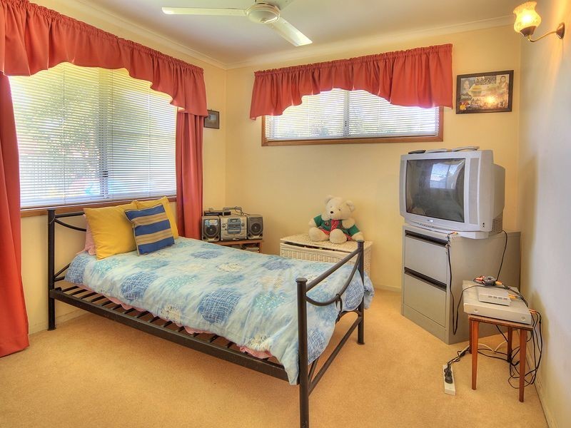 4 Seaton Street, Hillcrest QLD 4118