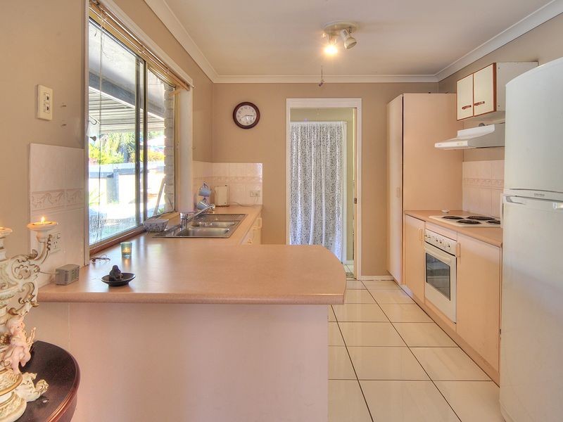 8 Barron Court, Hillcrest QLD 4118