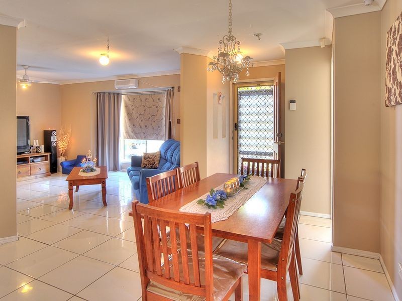 8 Barron Court, Hillcrest QLD 4118