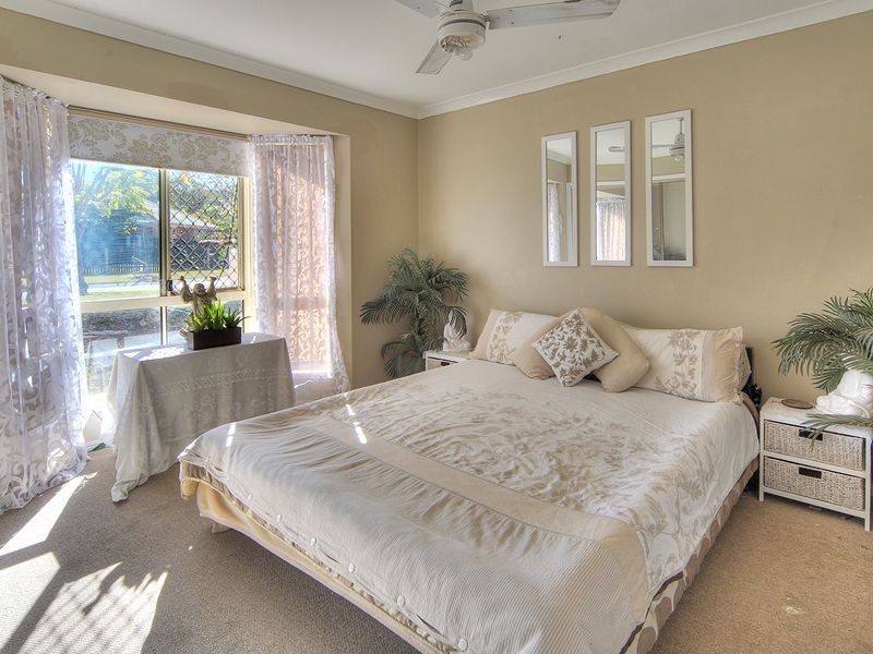 8 Barron Court, Hillcrest QLD 4118