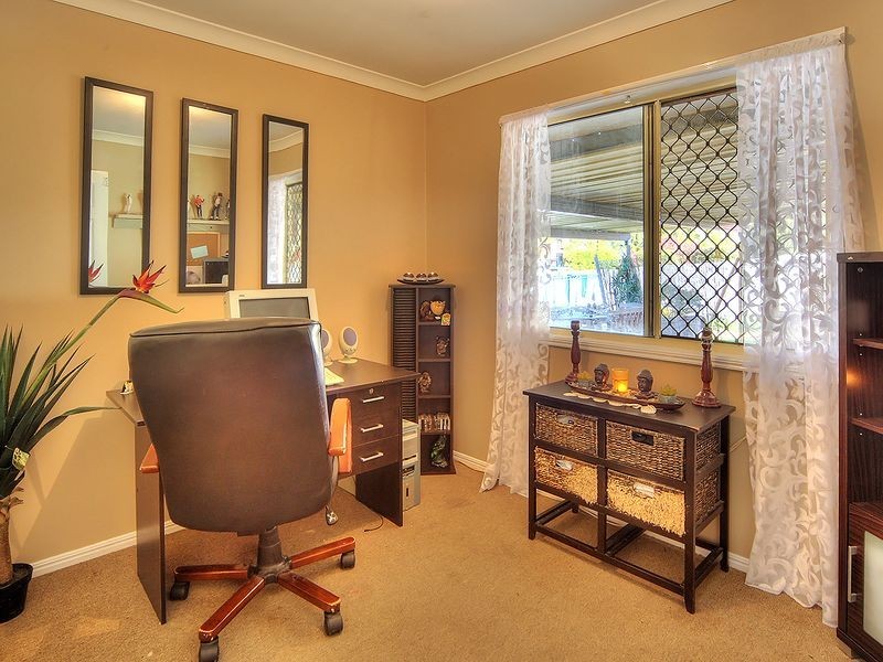 8 Barron Court, Hillcrest QLD 4118