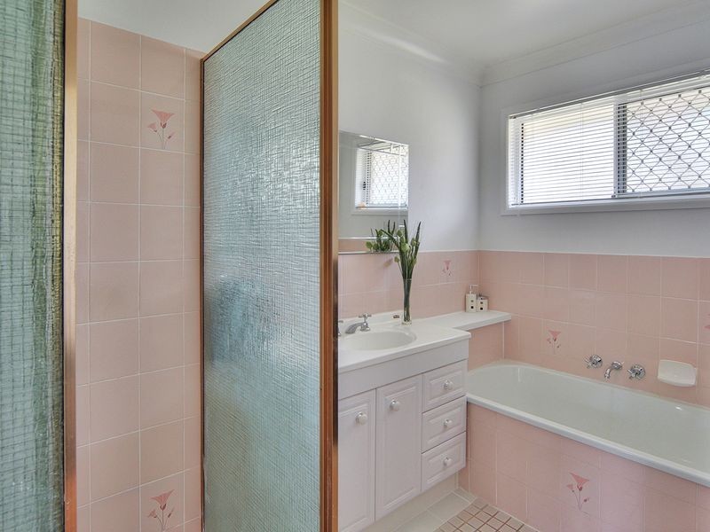 4 Beaufortia Court, Regents Park QLD 4118