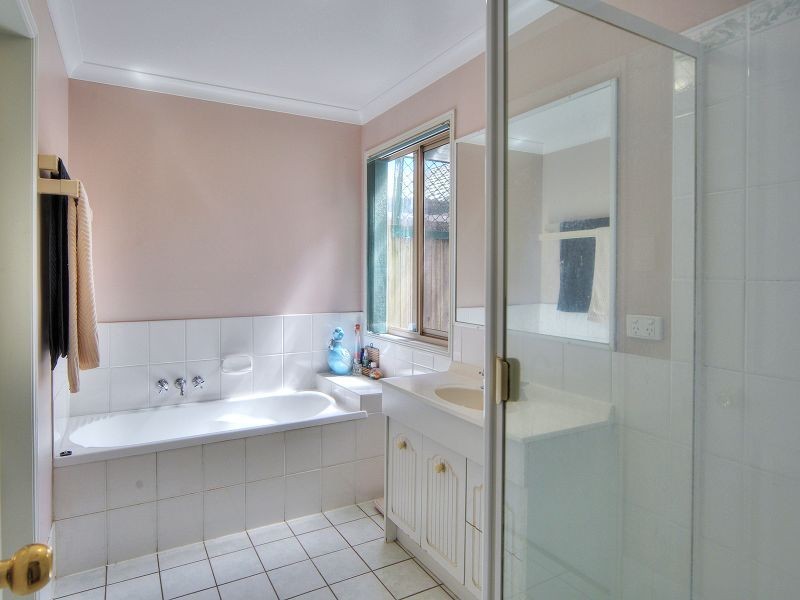 16 Barron Court, Hillcrest QLD 4118