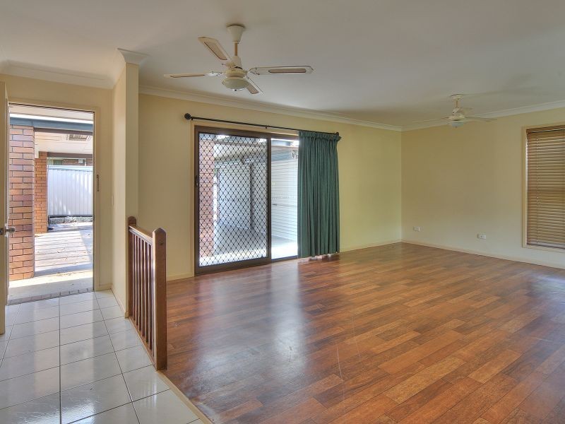 8 Topham Court, Hillcrest QLD 4118