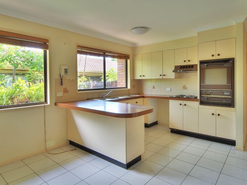 8 Topham Court, Hillcrest QLD 4118