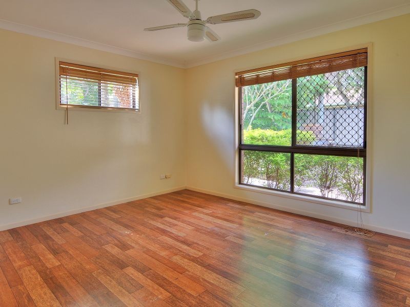 8 Topham Court, Hillcrest QLD 4118