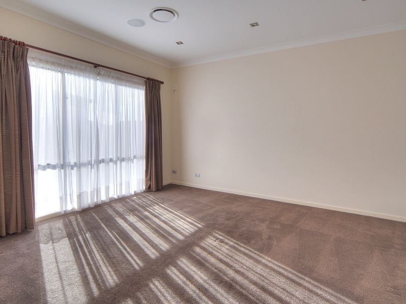 15 Snowbell Close, Stretton QLD 4116