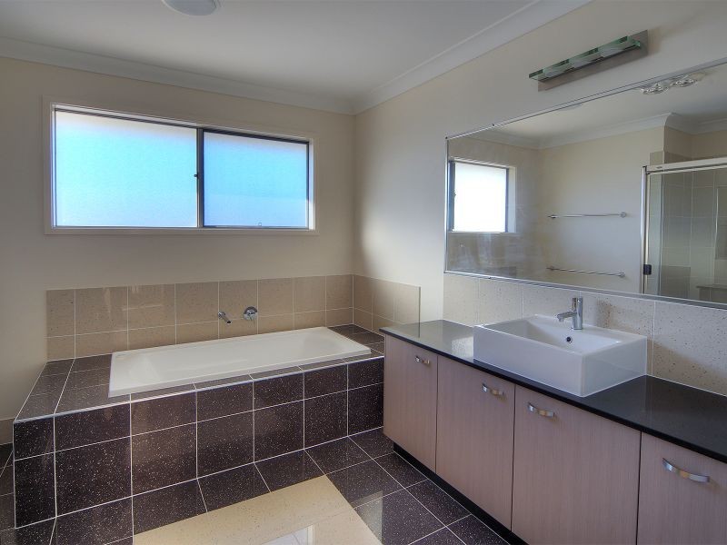 15 Snowbell Close, Stretton QLD 4116