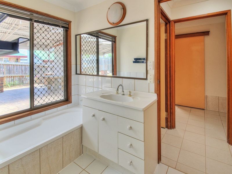 1 Twilight Court, Regents Park QLD 4118