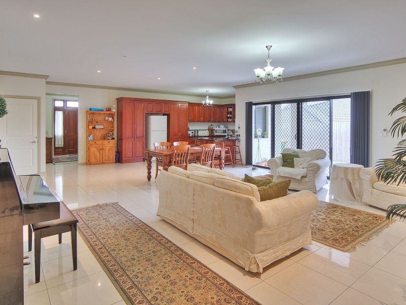 6 Primula Drive, Regents Park QLD 4118