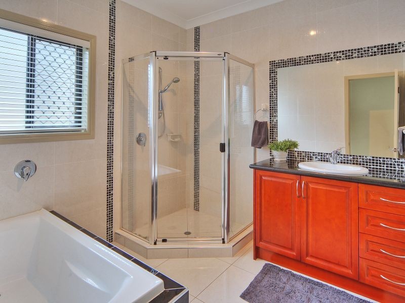 6 Primula Drive, Regents Park QLD 4118