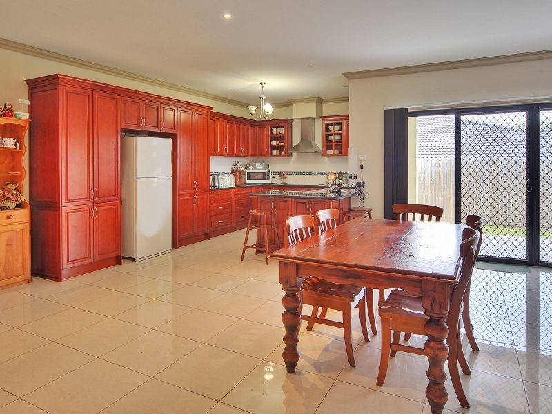 6 Primula Drive, Regents Park QLD 4118