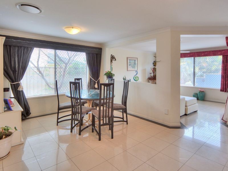 9 Maryland Drive, Regents Park QLD 4118