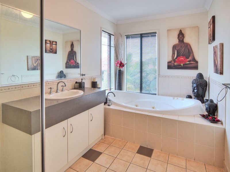 9 Maryland Drive, Regents Park QLD 4118