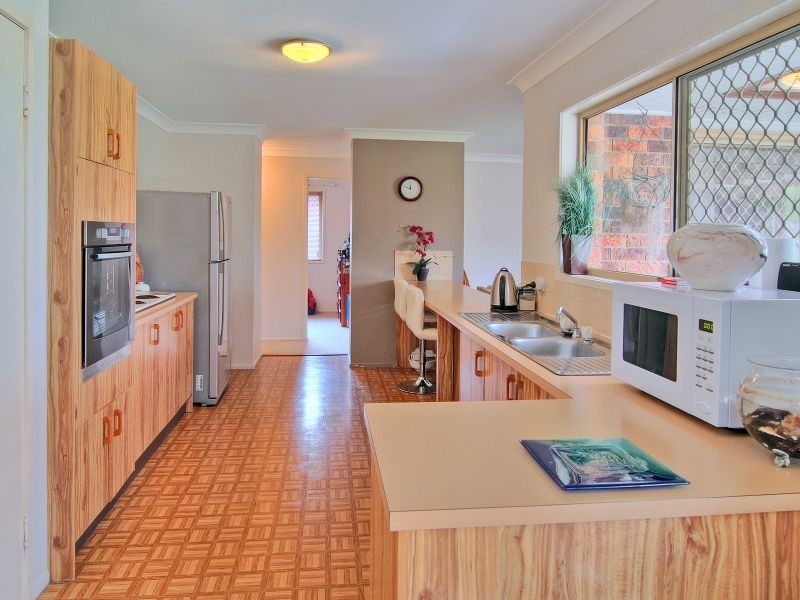 11 Peverell Street, Hillcrest QLD 4118