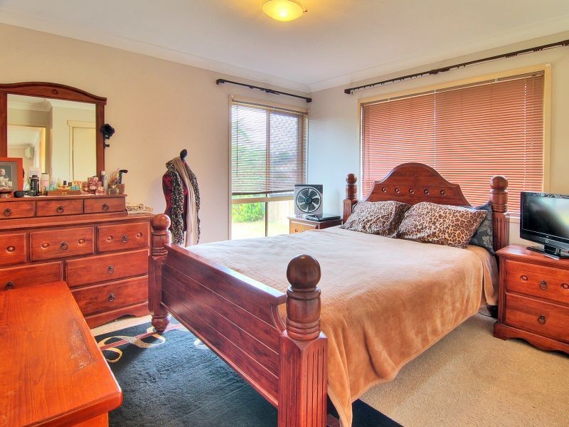 11 Peverell Street, Hillcrest QLD 4118