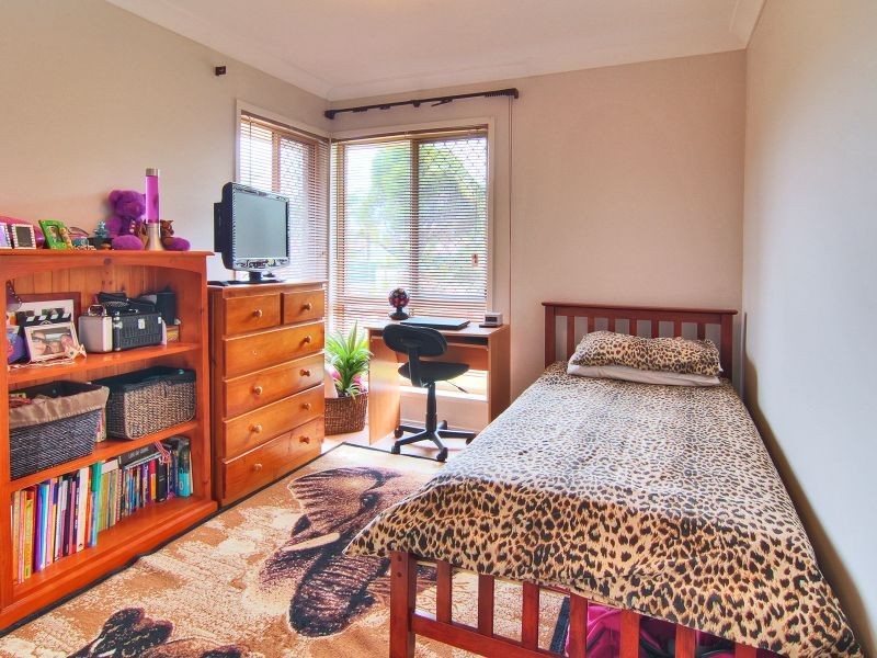 11 Peverell Street, Hillcrest QLD 4118