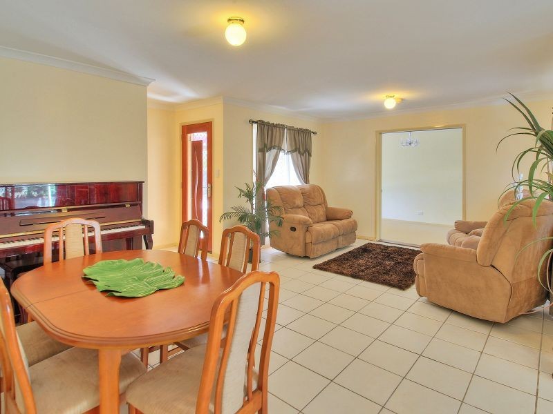 19 Sonorous Close, Regents Park QLD 4118