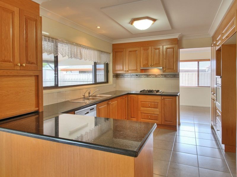 52 Bywater Street, Hillcrest QLD 4118