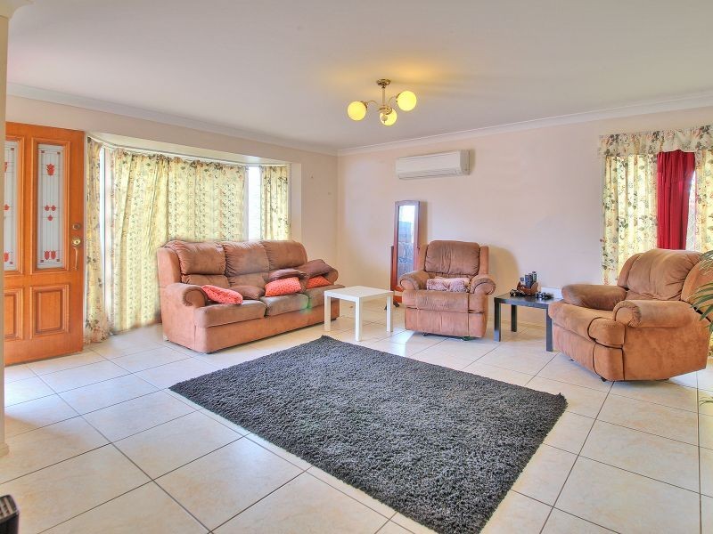 10 Beaufortia Court, Regents Park QLD 4118